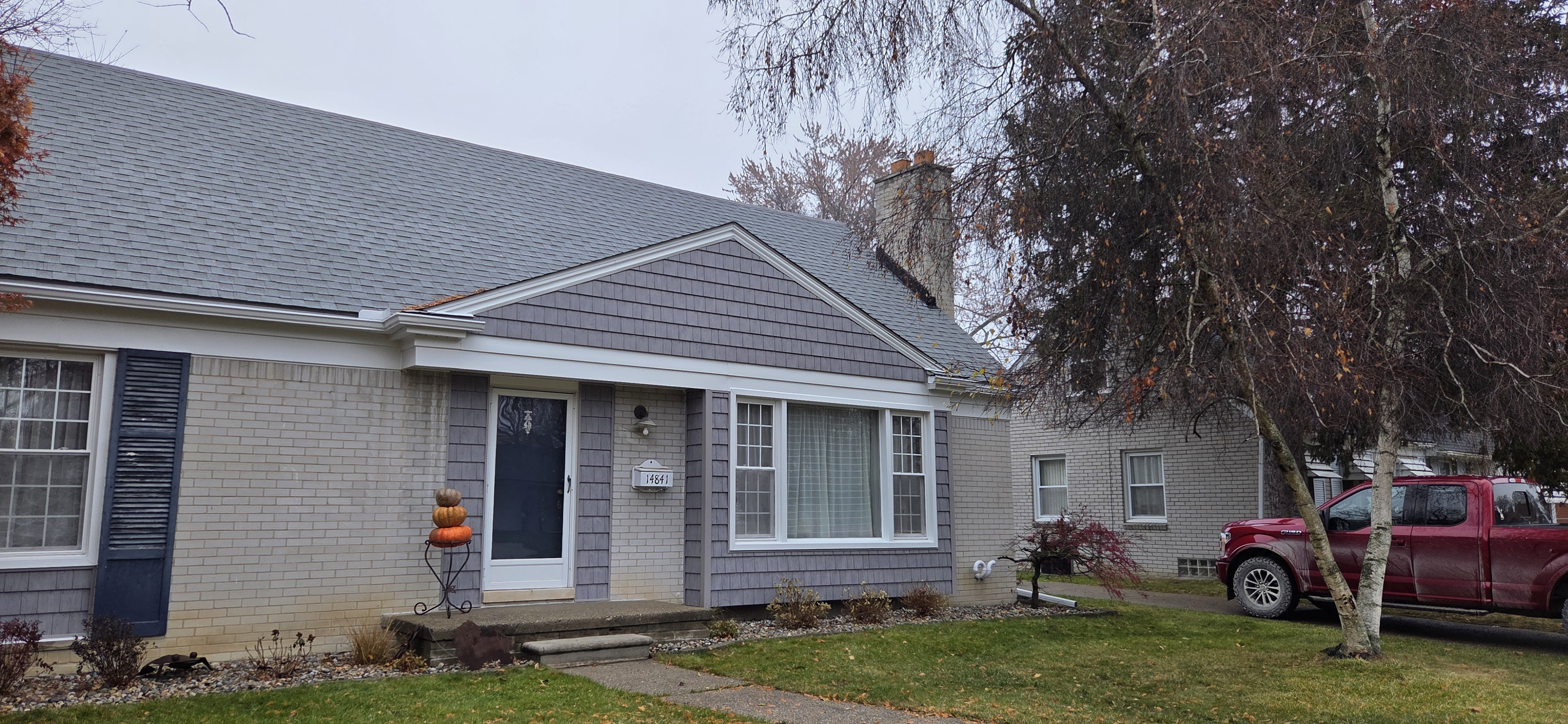 Siding repair crew in Livonia